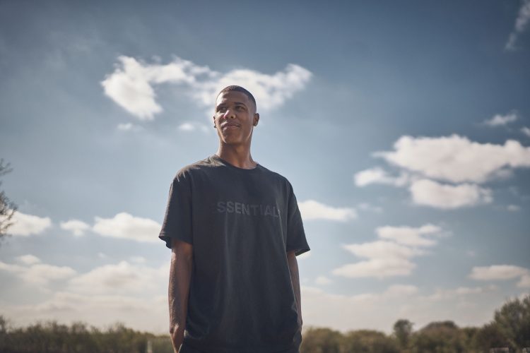 Essential - Peoplefotograf Thomas Fähnrich portraitiert 1.FC Köln Fussballspieler Ismail "Iso" Jacobs für das CLub-Magazin Geissbockecho