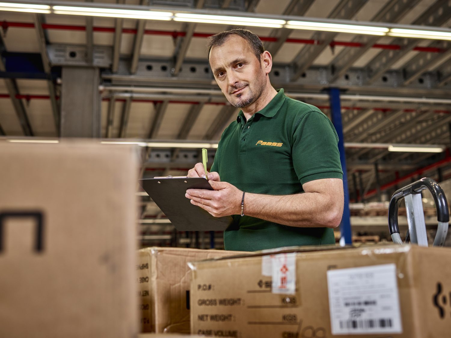 Arbeiter in Lagerhalle