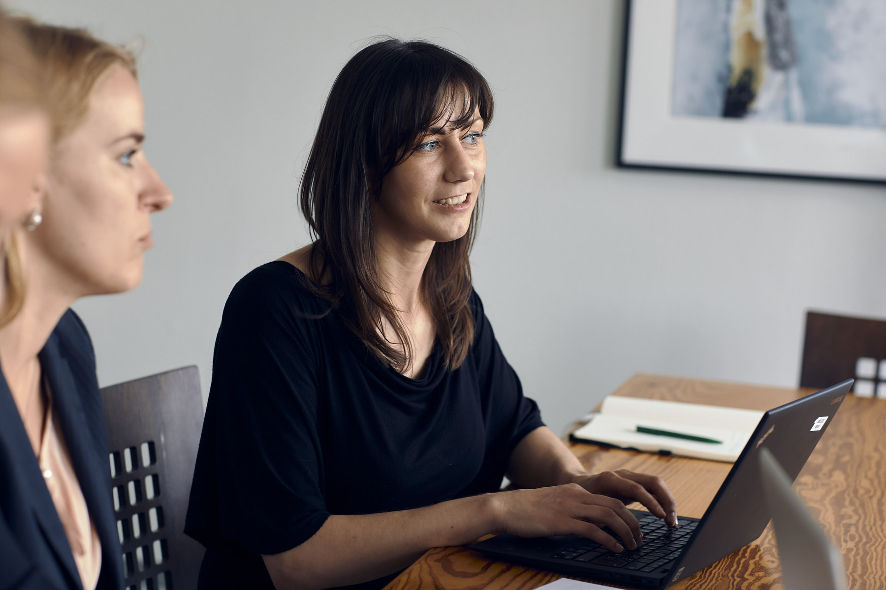 Business Fotograf Köln: Fokus auf Zusammenarbeit im Team