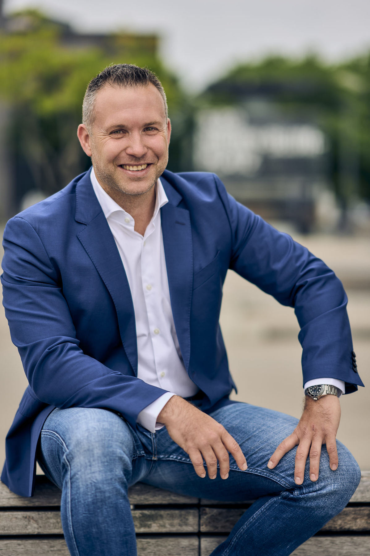 Business Fotograf Köln: Entspanntes Business Portrait Jeans