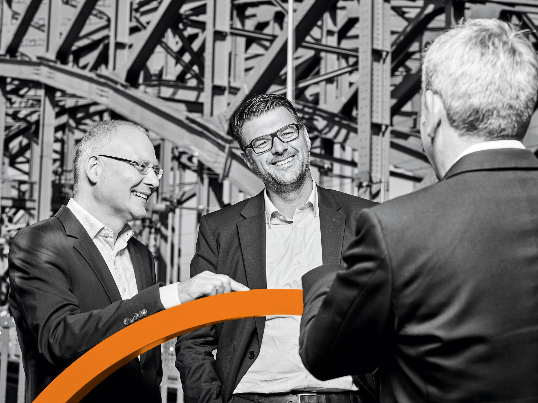 Business Fotograf Köln: Strategisches Gespräch Schwarz-Weiß