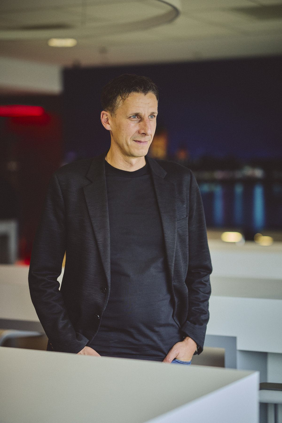 Business Fotograf Köln: Modernes Business Portrait einer Mitarbeiterin