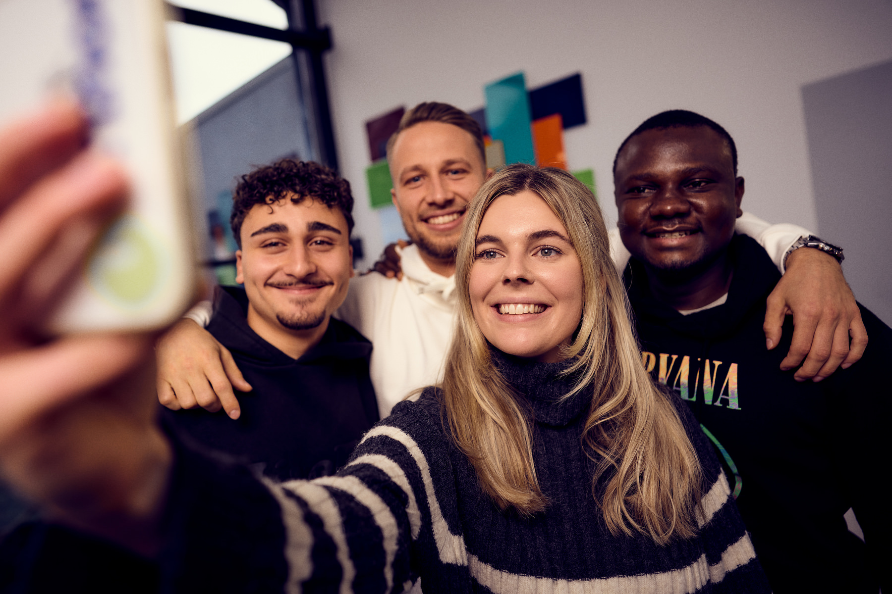 Business Fotograf Köln: Dynamisches Team-Selfie Social Media